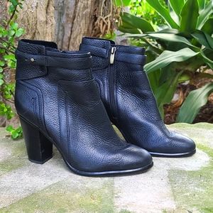 Vince Camuto Faythe black leather ankle boot. Sz 8.5. EUC